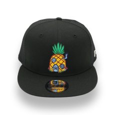 画像1: NEW ERA X SPONGEBOB SQUAREPANTS "PINEAPPLE HOUSE" MESH TRUCKER 9FIFTY SNAPBACK CAP (1)